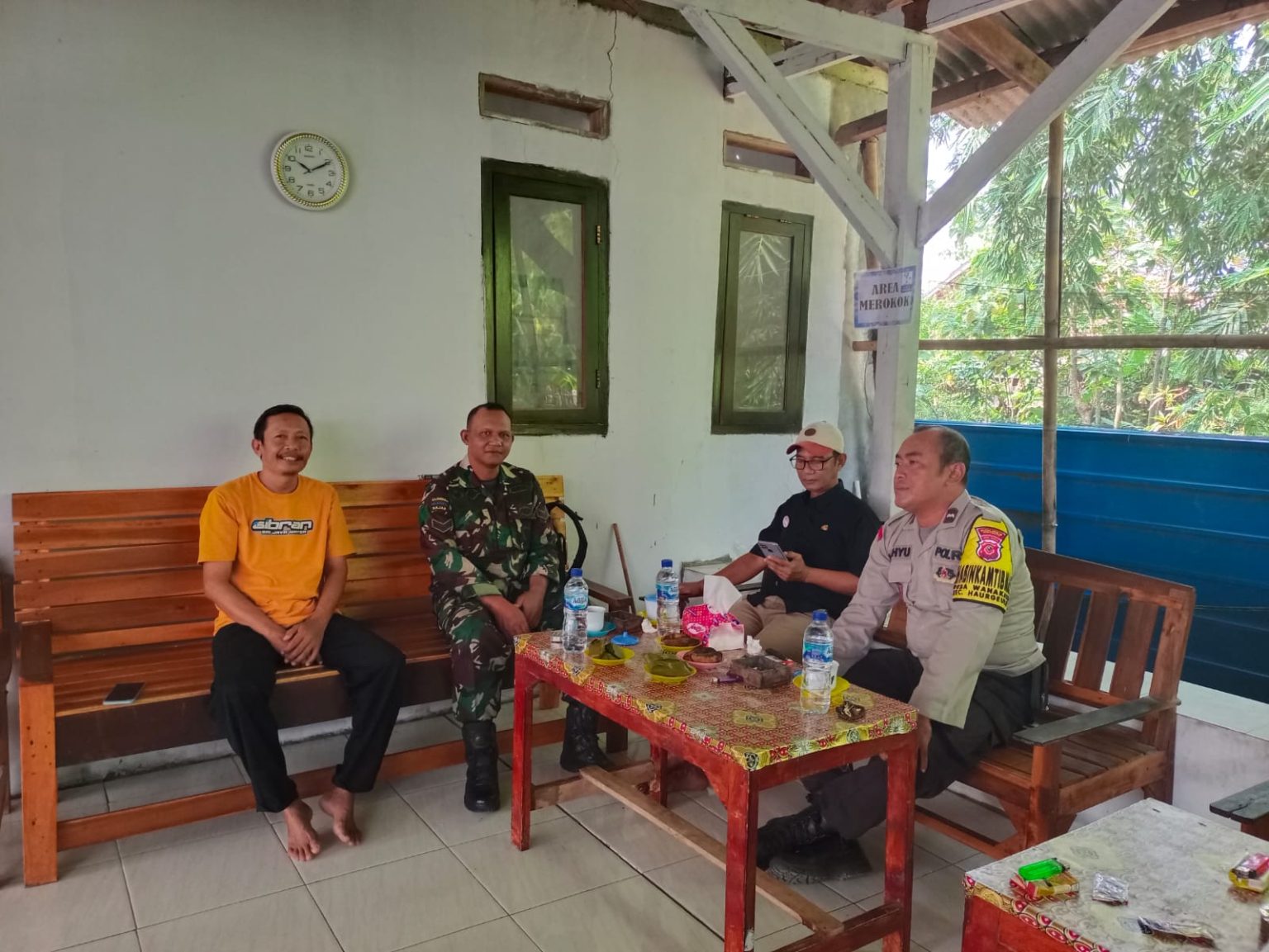 Sinergi Polri danTNI di Haurgeulis Indramayu, Sambangi Desa Wanakaya Untuk Keamanan Bersama